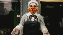 Манекен в маске у магазина в Кельне