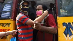 కరోనావైరస్ మాస్కులు ధరించిన వ్యక్తులు