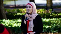 في السابعة والعشرين من عمرها فقط، دخلت فاطمة بايمان التاريخ في البرلمان الأسترالي. وهي أول عضوة في مجلس الشيوخ ترتدي الحجاب، وأصغر عضوة في البرلمان الحالي.