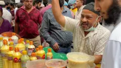 “ভিড় আছে কিন্তু বেচাকেনা নাই, ক্রেতা নাই”