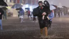 -নিউ ইয়র্কের কিছু কিছু এলাকায় তিন ইঞ্চিরও বেশি বৃষ্টিপাত হয়েছে।