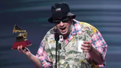 Bad Bunny con su Grammy a mejor álbum de música urbana en Las Vegas, 14 de noviembre de 2019
