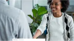 ሰላምታ የሚለዋወጡ ሰዎች