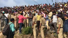 घटनास्थळी बघ्यांची गर्दी