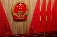 Un miembro del personal trabaja en el Gran Salón del Pueblo en Beijing el día de la inauguración del Congreso Nacional del Pueblo de China.