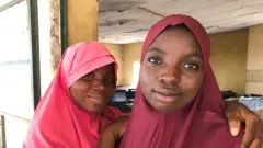 Les étudiantes Aminu Sadiya (G) et Mercy Sunday s'inquiètent de ne pas trouver d'emploi à la fin de leurs études après avoir contracté un prêt