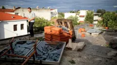 Вырванные ветром оконные рамы и мебель