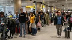 Fila de pasajeros en un aeropuerto