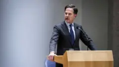 Hollanda hükümeti, Ukrayna'ya gönderilen silahları listesini artık kamuoyuyla paylaşmama kararı aldı. Hollanda Başbakanı Rutte, Ukrayna'nın hangi askeri malzemelere ihtiyaç duyulduğunun Ruslar tarafından bilinmemesi için böyle bir karar aldıklarını açıkladı.