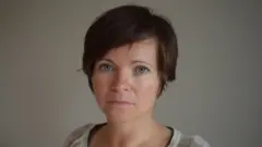 Lucy Adams é uma das centenas de milhares de pessoas que sofrem de covid longa, uma condição ainda pouco compreendida por médicos e cientistas.