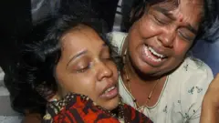 සිය සැමියාගේ දේහය ඉදිරියේ හඬා වැලපෙන විජයකලා මහේෂ්වරන්