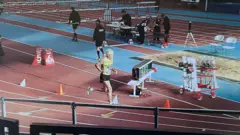 Juan correndo em pista coberta