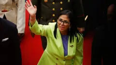 A presidente interina da Venezuela, Delcy Rodríguez, acena enquanto caminha para proferir seu primeiro discurso anual à nação na Assembleia Nacional.