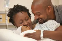 Bébé entouré de ses parents