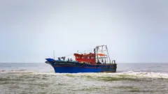 தீவில் தவித்த தமிழக மீனவர்கள்