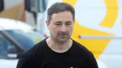 Ігор Смілянський на фоні автобуса Укрпошти 