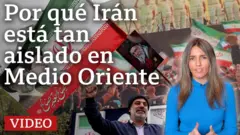 Agustina Latourrette en primer plano, con un top azul. De fondo una multitud agita banderas iraníes.