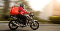 Imagem ilustrativa de moto-entregador com uma mochila térmica nas costas
