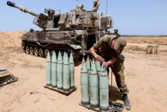 israil askeri mermilere bakıyor