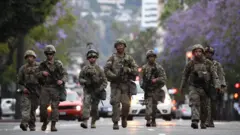 Miembros de la Guardia Nacional en las calles de Los Ángeles.