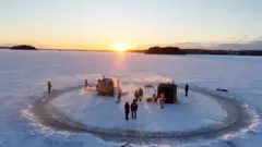 Neobična vožnja 'vrteškom' od leda na zamrznutom jezeru