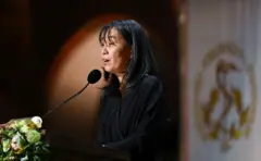 Han Kang discursa ao microfone na cerimônia do Prêmio Nobel de Literatura