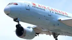 Imagen de archivo de un avión de Air Canada en vuelo.