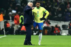 Carlo Ancelotti dando instrucciones a un jugador brasileño en un partido.