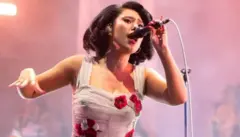 Les versions de la chanson « Escapism » créées par des fans ont permis à la chanteuse RAYE de grimper dans les charts britanniques.