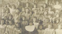 Freiras catequizando indígenas no Mato Grosso, em foto de 1908