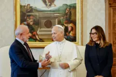 Lula ao lado de papa Leão XIV e a primeira-dama, Janja