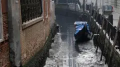 Air surut membuat gondola dan taksi air terdampar karena sungai jadi berlumpur. 