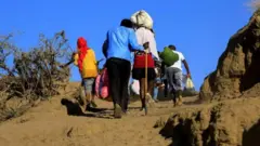 ብሰንኪ እቲ ኲናት ኣሽሓት ስድራቤታት ካብ መረበተን ተፈናቒለን እየን