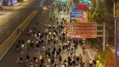 郑州大学生夜骑开封导致“封校”：“跟疫情期间一样”