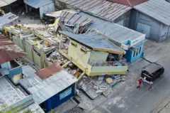 Foto udara bangunan yang rusak akibat gempa di kawasan Reo, Kabupaten Manggarai, NTT, Senin (17/8/2026).