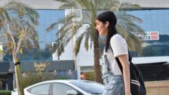 Manahel al Otaibi camina vestida con ropa occidental en la calle al Tahliya de la capital saudita, Riad, el 2 de septiembre de 2019.