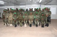 Col Betty Musuya oo sawir kula jirta gabdhaha ka tirsan Ciidamada Difaaca Shacabka Uganda ee nabad ilaalinta u jooga Soomaaliya