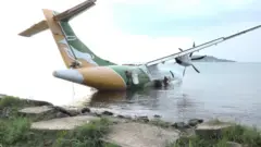 Xarko ayaa loo adeegsaday in diyaaradda lagu soo dhaweeyo xeebta harada Victoria