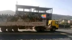 የኤርትራ ሠራዊት እየወጣ መሆኑን ከሚያሳዩ እና ትክክለኝነታቸውን ቢቢሲ ማረጋገጥ ካልቻላቸው በማኅበራዊ ሚዲያ ላይ በስፋት ከተዘዋወሩ ፎቶዎች መካከል አንዱ