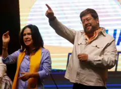 Samuel Doria Medina em palco