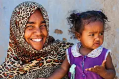 ሴት ልጇን የታቀፈች እናት