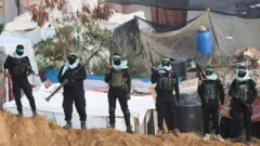 مسلحون من حركة حماس ينتشرون قبل عملية تسليم رفات أربع رهائن إسرائيليين
