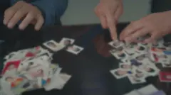 امرأة تبحث عن صورة لطفلها في سوريا 