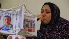 Nour menangis saat melihat foto keluarganya