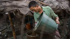 မင်းလှက ရေနံမြေတစ်ခုမှာမြင်ရတဲ့မြန်မာလုပ်သားတစ်ဦးကို ၂၀၁၅ ခုနှစ်တုန်းက မြင်တွေ့ရတာဖြစ်ပါတယ်