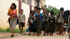 महेश ने कहा कि वे अपने परिवार के सभी बच्चों को शिक्षित करते हैं, और वे उन सभी को सरकारी शिक्षण संस्थानों में पढ़ाते हैं
