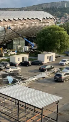 рабочие на кране в процессе демонтажа знаменитых «Труб» в Тбилиси 