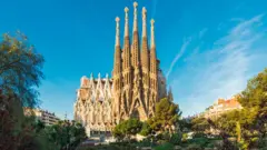 Basílica da Sagrada Família com céu azul ao fundo