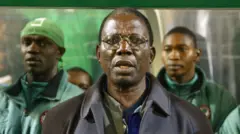 Akọnimọọgba Super Eagles tẹlẹ, Adegboye Onigbinde, wọ aṣọ akọnimọọgba lori papa pẹlu awo loju rẹ