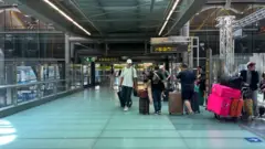 Passageiros no aeroporto de madri